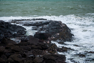 海岸礁石海浪景观