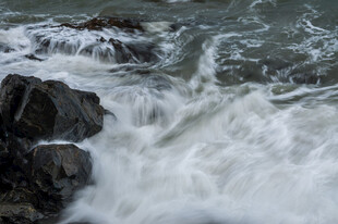 山涧急流礁石水景