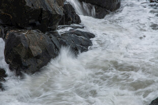 山涧湍急溪流