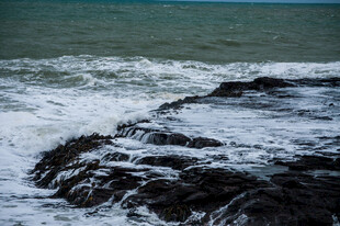 海浪拍击岸边礁石