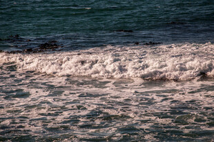 海滨浅滩水面波光