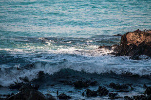 海岸海浪礁石风光