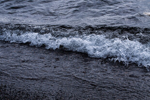 近岸细碎海浪