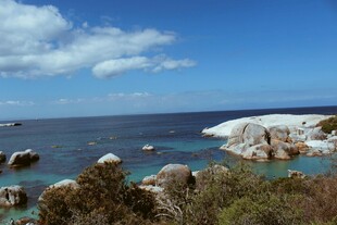 晴日滨海海岸风光
