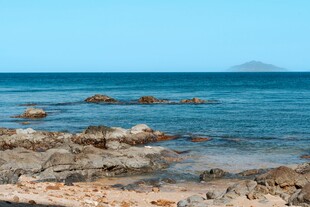 晴日海滨岩滩海景