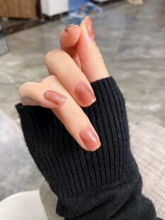 暖调美甲手部特写