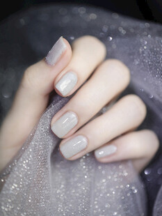 裸色珠光美甲特写
