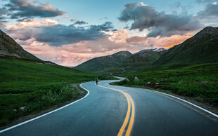 山间暮色公路风景