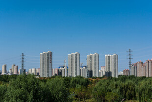 蓝天下城市建筑群远景