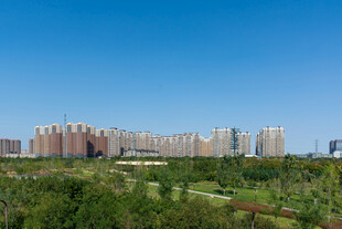 蓝天下城郊建筑群远景