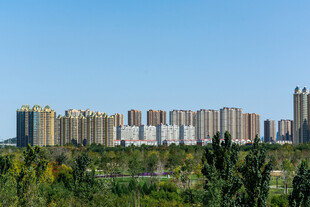 晴空下城市建筑群远景