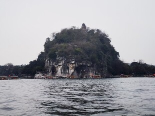 湖面孤山风光
