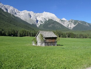 雪山下草原小屋美景
