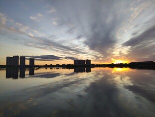 大庆时代广场日落湖面建筑倒影