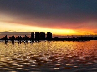 大庆时代广场湖岸黄昏城市剪影
