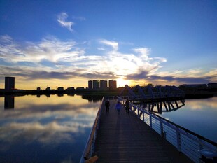大庆时代广场滨水栈桥日落美景