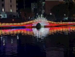城市夜景水面灯光倒影