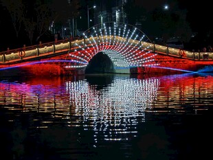 夜景霓虹拱桥倒影