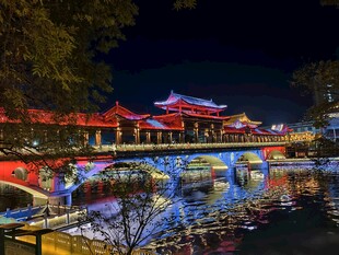 中式廊桥夜景