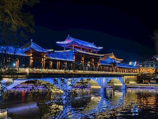 中式廊桥夜景