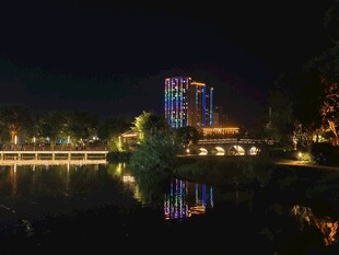 湖畔城市夜景