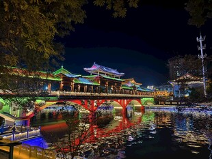 河畔古廊桥璀璨夜景