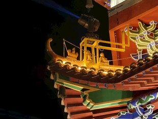 古建飞檐金龙夜景