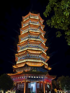夜色下亮灯的古塔