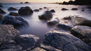 黄昏海岸礁石美景