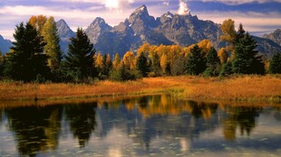 秋日山湖倒影美景