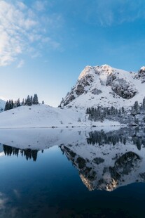 冬日雪山湖泊风光