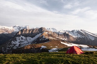 雪山草甸露营风光