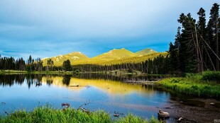 湖畔山野自然风光