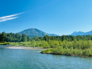 河畔青山晴日自然风光