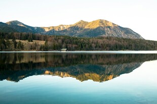 静谧山湖倒影风光