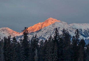 日照金山雪山风光