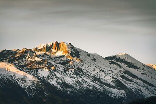 日照金山雪山景观
