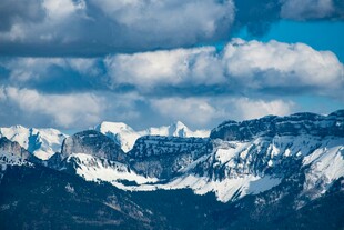 雪山云天自然盛景