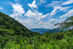 青山蓝天白云山野风光