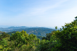晴日远眺层叠青山