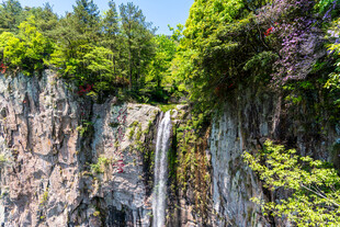 山间崖壁瀑布风光