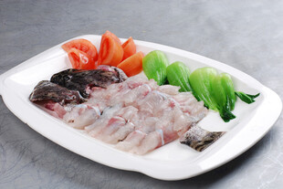 新鲜生鱼块摆盘