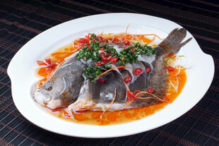 清蒸鲈鱼家常美食