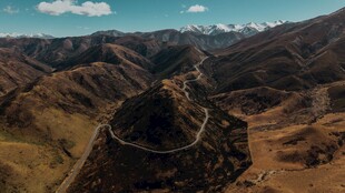 山间盘山公路自然风光
