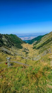 晴日山野谷地风光