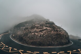 雾绕山间盘山公路