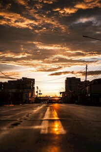 城市黄昏落日街景