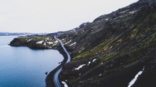 湖畔山间公路风光