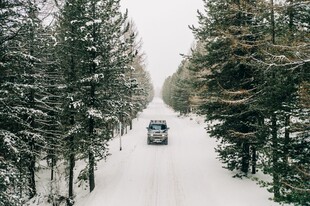 雪天林间公路行车