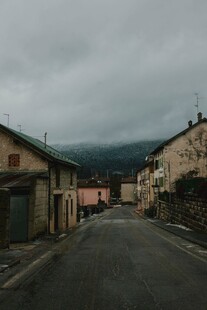阴天乡村街巷风景